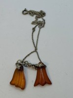 Auktion 373 / Los 1037 <br>feine Silber-Halskette mit 2 Bernstein-Anh&auml;ngern, 3 gr.