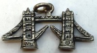 Auktion 373 / Los 1039 <br>kl. Silber-800- Anh&auml;nger "Tower Bridge" in London, 3,18 gr,  B-2,8 cm