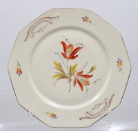 Auktion 373<br>eckiger Teller , floral bemalt , Altersrpuren .