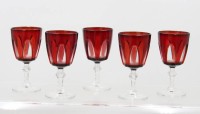 Auktion 373 / Los 10007 <br>5 Gl&auml;ser wohl  von Cristal D'Arques Durand sind Rubinrot &uuml;berfangen .