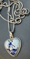 Auktion 373<br>Silber-Halskette mit Herzanh&auml;nger, Delft blau