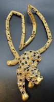 Auktion 373<br>Collier, goldfarben mit Panther, dieser bestetzt mit schwarzen, klaren und changierenden Steinen (Rheinkiesel), wohl Pierre Lang?, L-ca. 40 cm