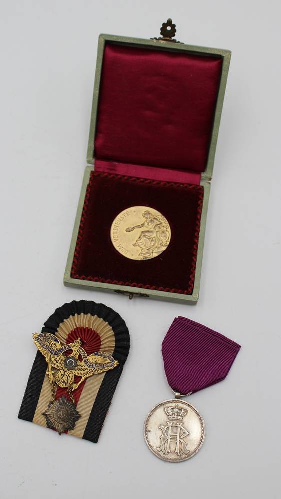 328-Varia-Versteigerung | Medaille und 2 Abzeichen, 1. gr. Kochkunst