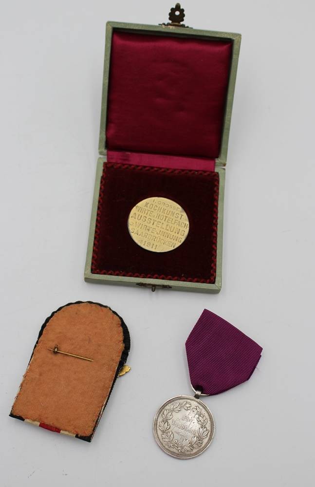 328-Varia-Versteigerung | Medaille und 2 Abzeichen, 1. gr. Kochkunst