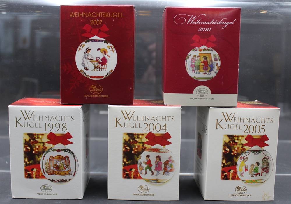 Auktion , 5x Hutschenreuther Weihnachtskugeln, 1998, 2004, 2005, 2007 u. 2010
