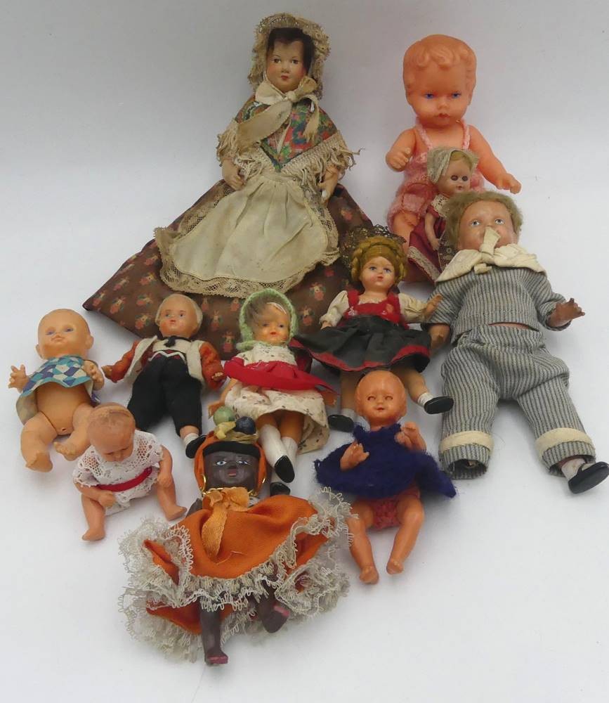 Auktion 363, 11x div. kleine Püppchen, grossteils wohl Celluloid, H-max. 15 cm