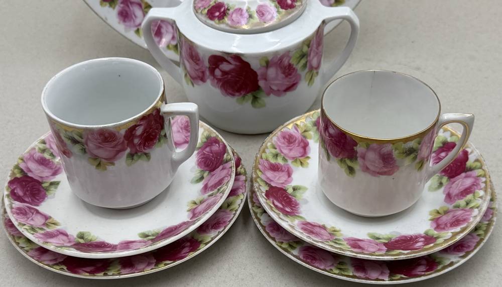 372.Varia Versteigerung | 8 Teile Jugendstil-Geschirr mit Rosendekor, eine Tasse mit Altriss