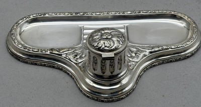 Auktion 373<br>Schreibtischablage mit Tintenfass-Halter, versilbert, guter Zustand,  H-8 cm, B-27 cm [1]