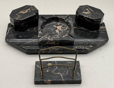 Auktion 373<br>gr. Marmor-Schreibtischablage mit 2 Tintenfass-Haltern, 1x Deckel Ecke  geklebt, anbei Ascher und Papierhalter, ca. 40x20 cm [1]