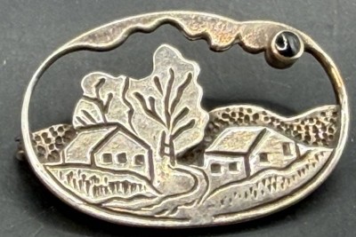 Auktion 373<br>Silberbrosche mit Landschaftsdarstellung, kl. Onyx , 3x2 cm, 4,13 gr [1]