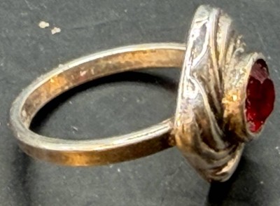 Auktion 373<br>Kinder Silberring mit roten Stein, RG 42 [1]