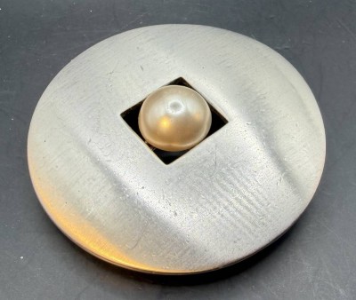 Auktion 373<br>gr. runde Brosche bzw. Anhänger mit Perle, 