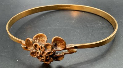 Auktion 373<br>Vintage-Armreif aus Bronze von Hannu Ikonen für Valo-Koru  mit „Renmoosblüten“-Design, Made in Finland [1]