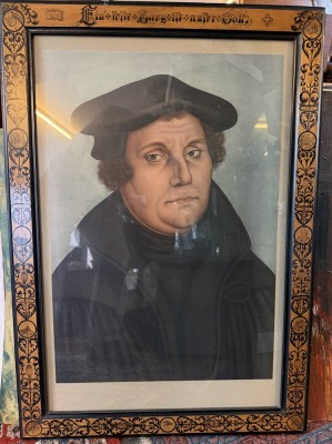 Auktion 373<br>gr. Portrait Martin Luther, Lithografie, ger/Glas, Rahmen mit Brandmalerei und beschriftet, RG 85x60 cm [1]