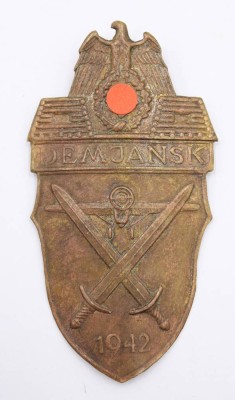 Auktion 373<br>ein Demjansk-Schild aus dem Zweiten Weltkrieg  [1]