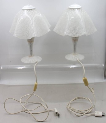 Auktion 373<br>zwei Murano-Glas Tischlampen im Fazzoletto-Stil aus Italien,  um 1960 entworfen . [1]