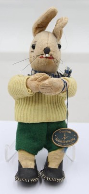 Auktion 373<br>Eine Künstlerpuppe in Form eines Hasen wohl aus den 50er Jahren . [1]