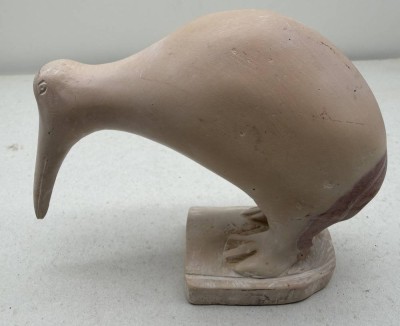 Auktion 373<br>Kiwi Figur aus Speckstein, H-12 cm, lL-16 cm [1]