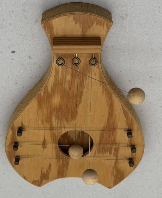 Auktion 373<br>Türharfe  aus Holz, 3-saitig,  20x15 cm [1]