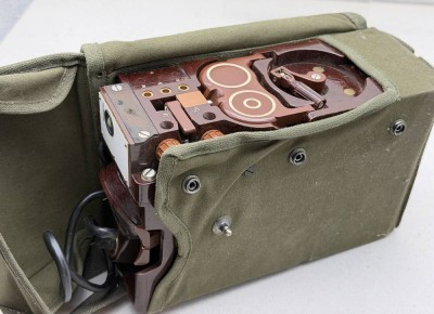 Auktion 373<br>Feldtelefon Feldfernsprecher SF 882, Bakelit, in orig. Tasche [1]