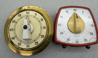 Auktion 373<br>2x mechan. vintage Eieruhren [1]