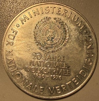 Auktion 373<br>DDR Verdienst-Medaille 1976, 20 Jahre NVA, vers. [1]