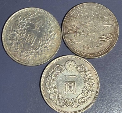 Auktion 373<br>3x China/Japan Münzen , alles ReplikenJapan, 1 Yen - Meiji large type Replica, Cu/Ni, D-38 mm, 18,75 gr, FAT Man Dollar China 1920 und,  Sun Yat-sen Gedenkmedaille, China [1]