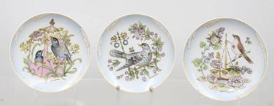 Auktion 373<br>3 Hutschenreuther Sammelteller von Ole Winther  , April - Juni  je Vogel -Motive [1]