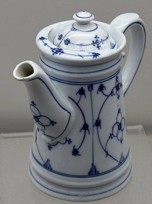 Auktion 373<br>kl. Kaffeekanne, Strohblumendekor, Blaumarke, H-17 cm [1]
