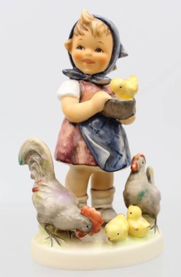Auktion 373<br>Eine Hummel-Figur von Goebel ,,Im Hühnerhof ''  [1]