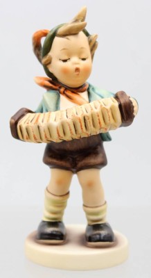 Auktion 373<br>Eine Hummel-Figur von Goebel ,, Bandoneonspieler '' [1]
