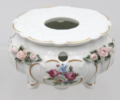 Auktion 373<br>Ein Stövchen Gerold-Porzellan mit floralem Dekor und Blüten . [1]