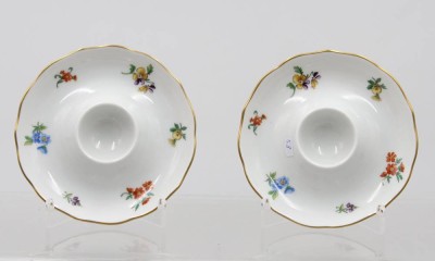 Auktion 373<br>2 x Eierbecher mit Ablage von Hutschenreuther ,,Mirabell'' . [1]