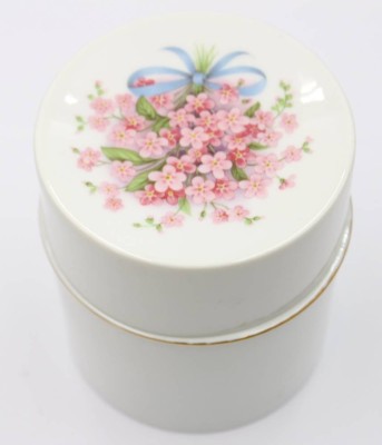 Auktion 373<br>Eine Fürstenberg Deckeldose ,, Florales Dekor '' [1]