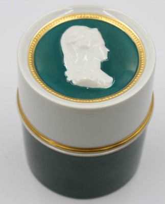 Auktion 373<br>Eine Fürstenberg Deckeldose ,, Relief-Porträt  '' Weiss -Grün   [1]
