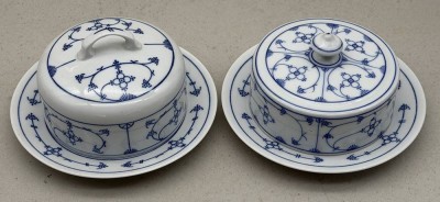 Auktion 373<br>2x Käseglocken, Strohblumendekor, 1x Deckelrand mit Chips, D-ca. 17 cm 