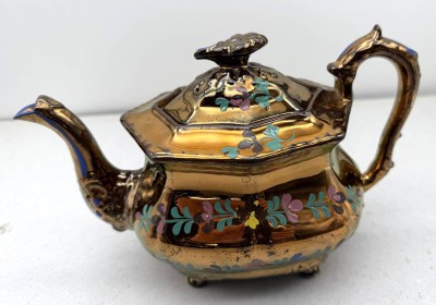 Auktion 373<br>Lusterware Teekanne, florale Emaillemalerei, H-15 cfm [1]