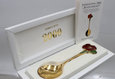 Auktion 373<br>Robbe & Berking Jahreslöffel 2000 mit dem Motiv „Klatschmohn“. [1]