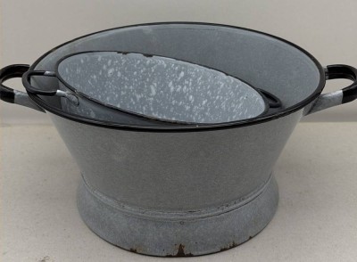 Auktion 373<br>2x grosse, grau emaillierte Küchen Seiher (Siebe), Gebrauchsspuren, H-14 x27 und 8,5x20,5 cm [1]