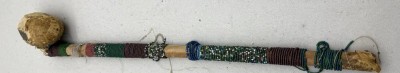 Auktion 373<br>original  indianische Keule, Holzstab mit Stein, Perlenbänder, tw. beschädigt, um 1870, Einlieferer bürgt für Originalität, L-47 cm [1]