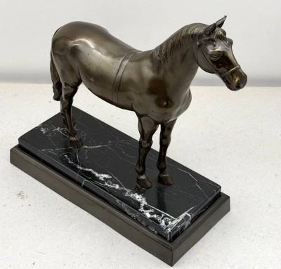 Auktion 373<br>Pferde-Bronze auf Marmorsockel, H-28 cm, L-27 cm,  B-11,5 cm [1]