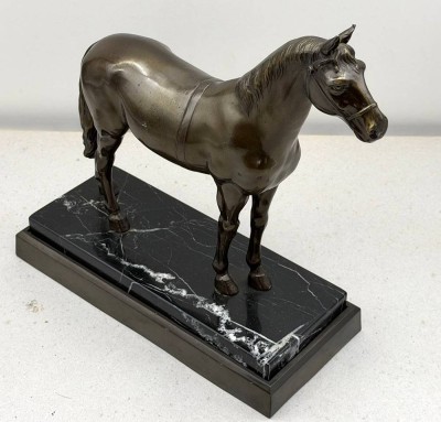 Auktion 373<br>Pferde-Figur, Zinkguss bronziert auf Marmorsockel, H-28 cm, L-27 cm,  B-11,5 cm [1]