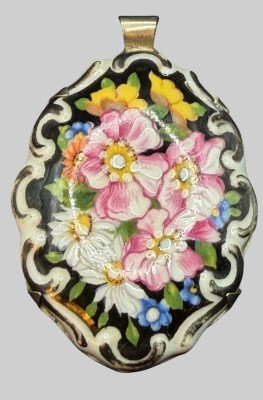 Auktion 373<br>gr. emaillierter Anhänger mit Blumenmalerei, versilberte Montur, 6x4 cm [1]