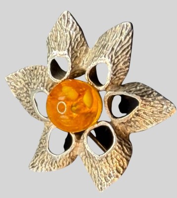 Auktion 373<br>Silberbrosche-835- mit Bernsteinkugel, Fischlandschmuck um 1950, D-4 cm, 7,80 gr [1]