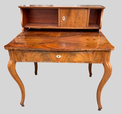 Auktion 373<br>Aufsatzschreibtisch, Holzlasur fleckig, Gebrauchsspuren, H-108 cm, Platte B-94 cm, H-65 cm [1]