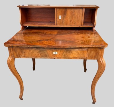 Auktion 375<br>Aufsatzschreibtisch, Holzlasur fleckig, Gebrauchsspuren, H-108 cm, Platte B-94 cm, H-65 cm [1]
