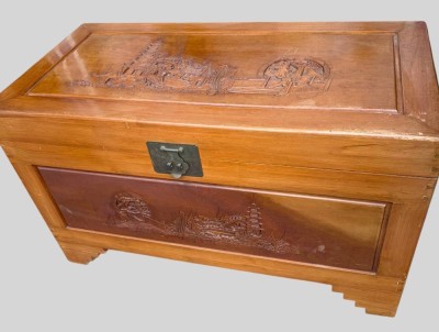 Auktion 373<br>gr. asiatische Holztruhe, beschnitzt, Gebrauchsspuren, H-ca. 60 cm B-100cm T-50cm [1]