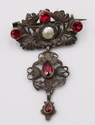 Auktion 373<br>Silberbrosche 830 mit Granat und Perlmutt besatz , [1]