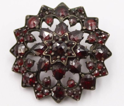 Auktion 373<br>alte  böhmische Granatbrosche um 1900 aus Tombak . [1]