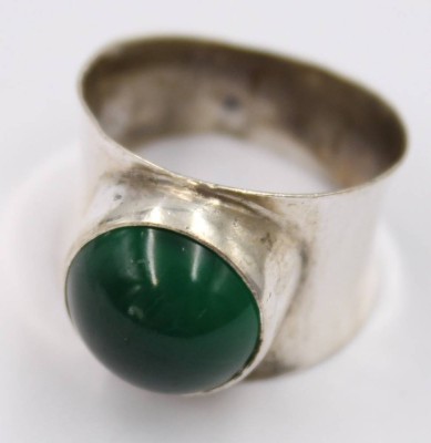 Auktion 373<br>Ring mit einem grünen Stein, Georg Kramer , 835er Silber , RW 54, 5,1 gramm [1]